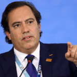 Crises podem impulsionar soluções criativas que transformam comunidades, como destaca Pedro Duarte Guimarães.