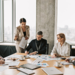 Como avaliar relatórios de impacto de ONGs com rigor e clareza, segundo a visão de Sérgio Bento De Araújo.