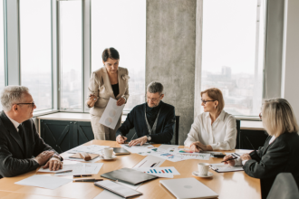 Como avaliar relatórios de impacto de ONGs com rigor e clareza, segundo a visão de Sérgio Bento De Araújo.