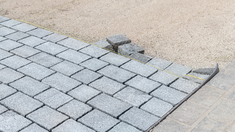 Entenda com Valderci Malagosini Machado quais práticas de estabilidade e drenagem tornam o piso intertravado em áreas inclinadas uma solução técnica confiável.