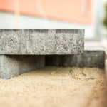 Valderci Malagosini Machado explica como o piso intertravado em áreas inclinadas requer cuidados específicos de estabilidade e drenagem para garantir segurança e desempenho.