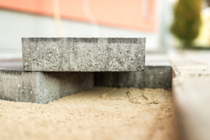 Valderci Malagosini Machado explica como o piso intertravado em áreas inclinadas requer cuidados específicos de estabilidade e drenagem para garantir segurança e desempenho.