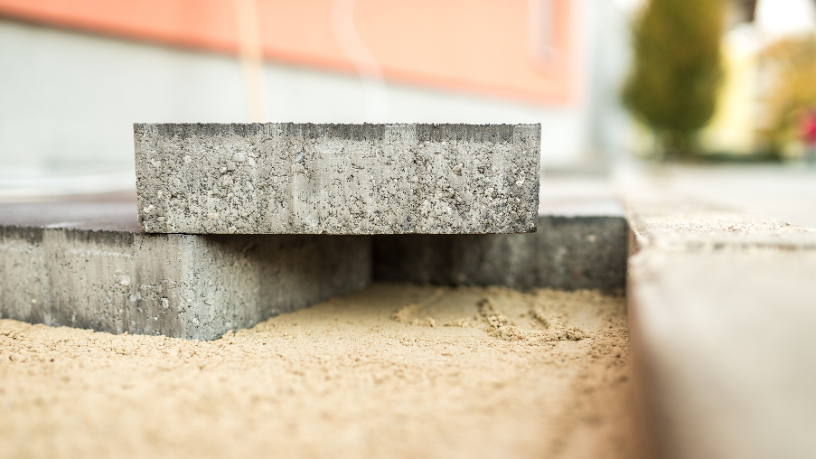 Valderci Malagosini Machado explica como o piso intertravado em áreas inclinadas requer cuidados específicos de estabilidade e drenagem para garantir segurança e desempenho.