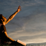 A vida sacramental revela a presença de Deus no cotidiano por meio de sinais concretos de graça. Jose Eduardo De Oliveira e Silva explica como os sacramentos fortalecem a caminhada cristã.