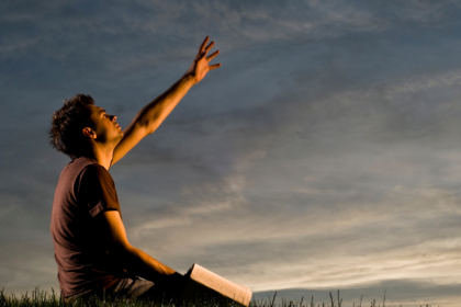 A vida sacramental revela a presença de Deus no cotidiano por meio de sinais concretos de graça. Jose Eduardo De Oliveira e Silva explica como os sacramentos fortalecem a caminhada cristã.