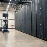 Armários metálicos com servidores, equipamentos de rede e cabeamento em um data center moderno