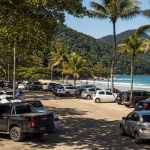 Área de estacionamento próxima à praia em Ubatuba, no litoral norte de São Paulo
