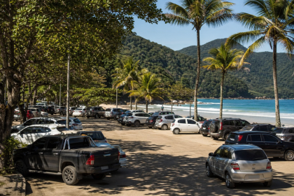 Área de estacionamento próxima à praia em Ubatuba, no litoral norte de São Paulo