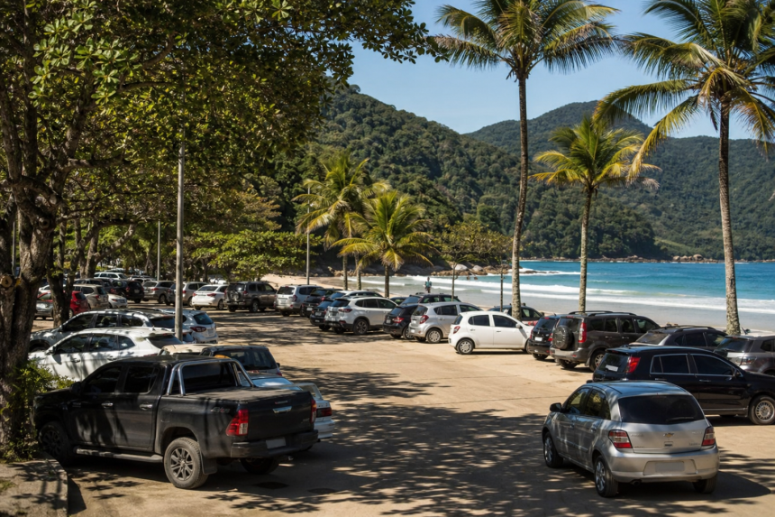 Área de estacionamento próxima à praia em Ubatuba, no litoral norte de São Paulo