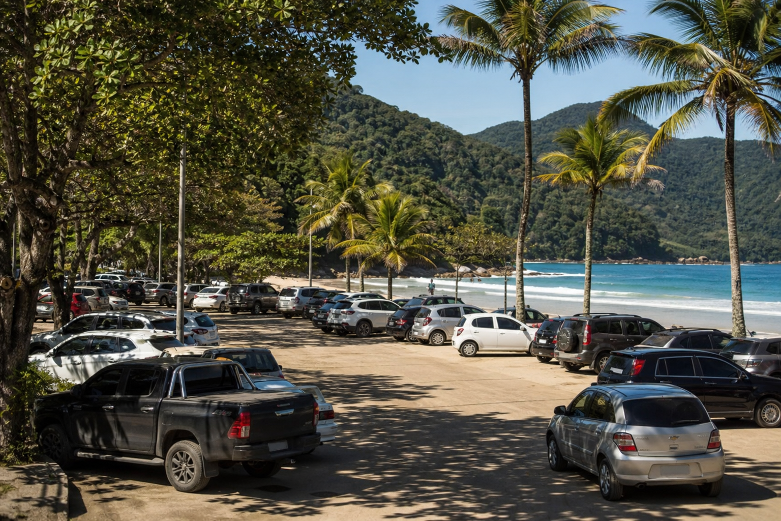 Área de estacionamento próxima à praia em Ubatuba, no litoral norte de São Paulo