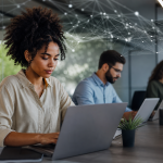 Equipe de uma pequena empresa de tecnologia trabalhando em soluções de inteligência artificial em um escritório moderno.