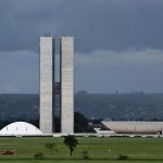 Vista da arquitetura modernista do Congresso Nacional do Brasil, em Brasília.
