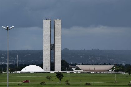 Vista da arquitetura modernista do Congresso Nacional do Brasil, em Brasília.