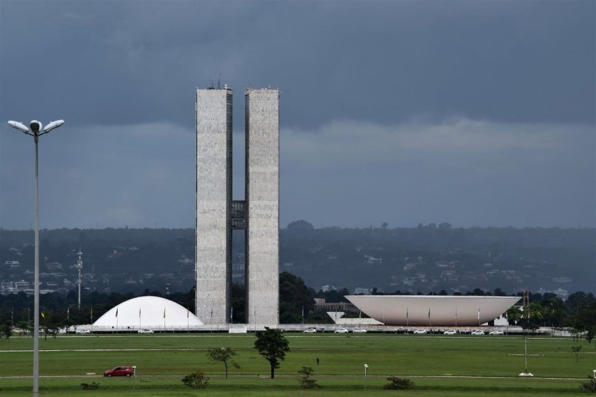 Vista da arquitetura modernista do Congresso Nacional do Brasil, em Brasília.