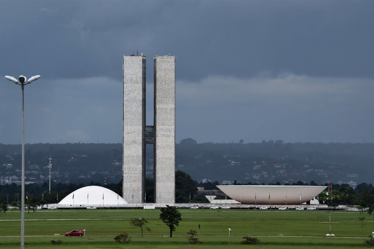 Vista da arquitetura modernista do Congresso Nacional do Brasil, em Brasília.